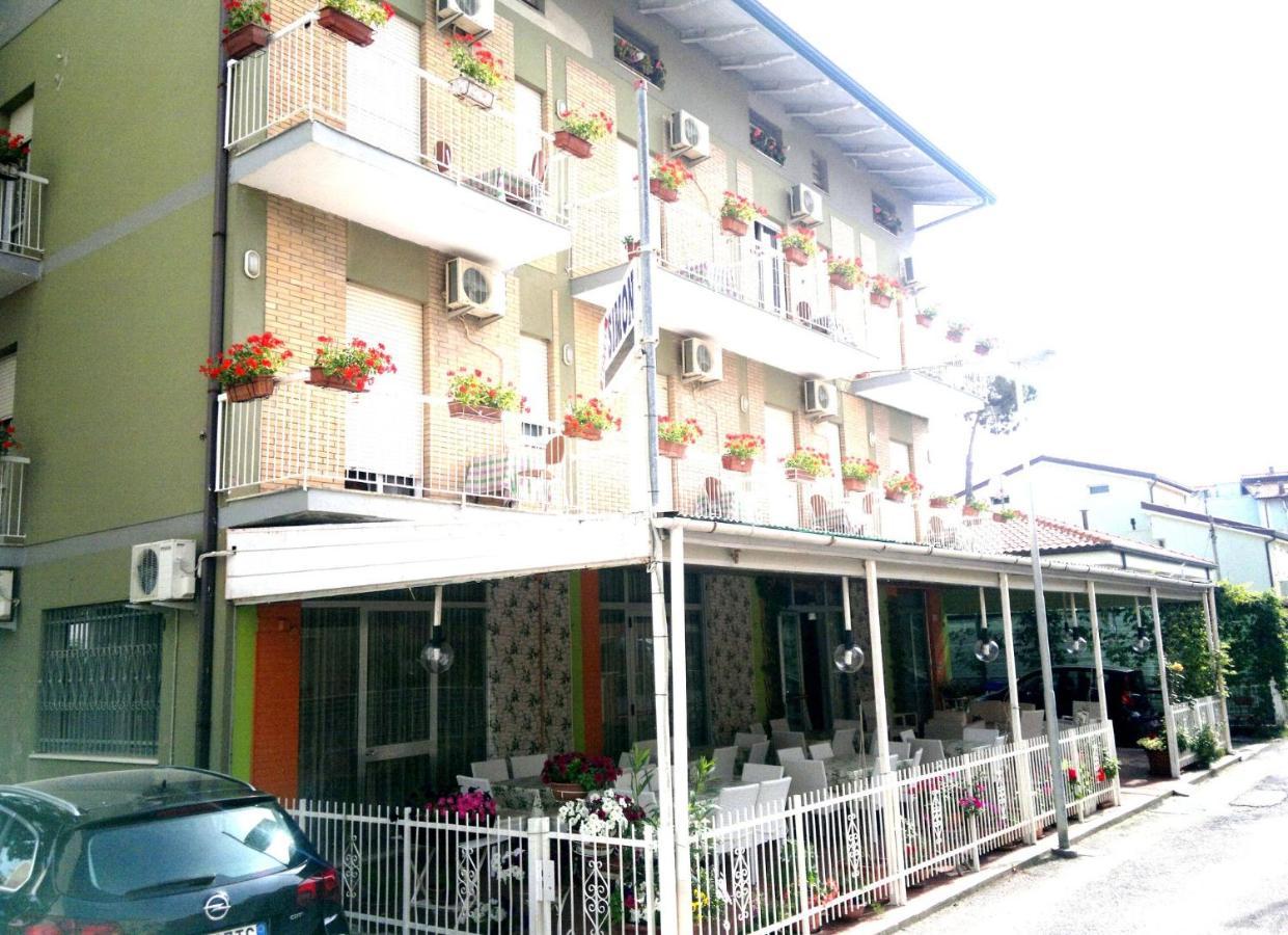 Hotel Simon ริมินี ภายนอก รูปภาพ