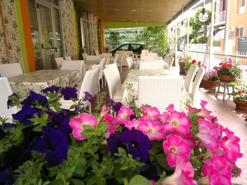 Hotel Simon ริมินี ภายนอก รูปภาพ