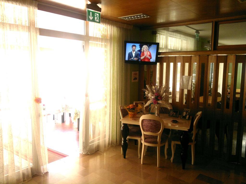Hotel Simon ริมินี ภายนอก รูปภาพ