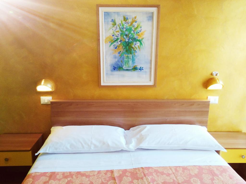 Hotel Simon ริมินี ภายนอก รูปภาพ