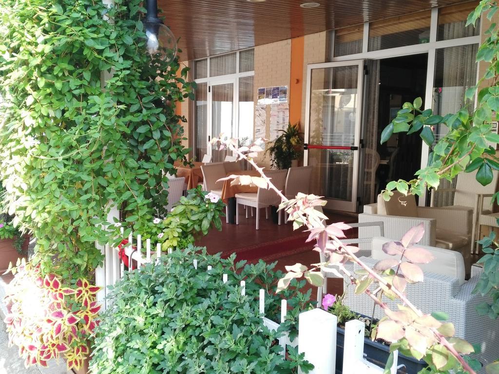 Hotel Simon ริมินี ภายนอก รูปภาพ