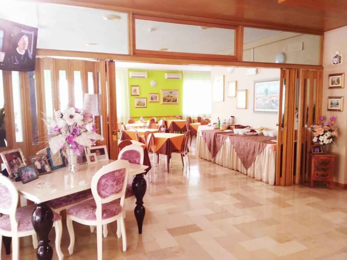 Hotel Simon ริมินี ภายนอก รูปภาพ